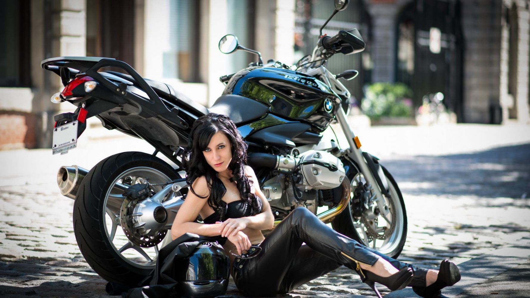 Fresh photos, fresh mood — European women on bikes online in Ho Chi Minh