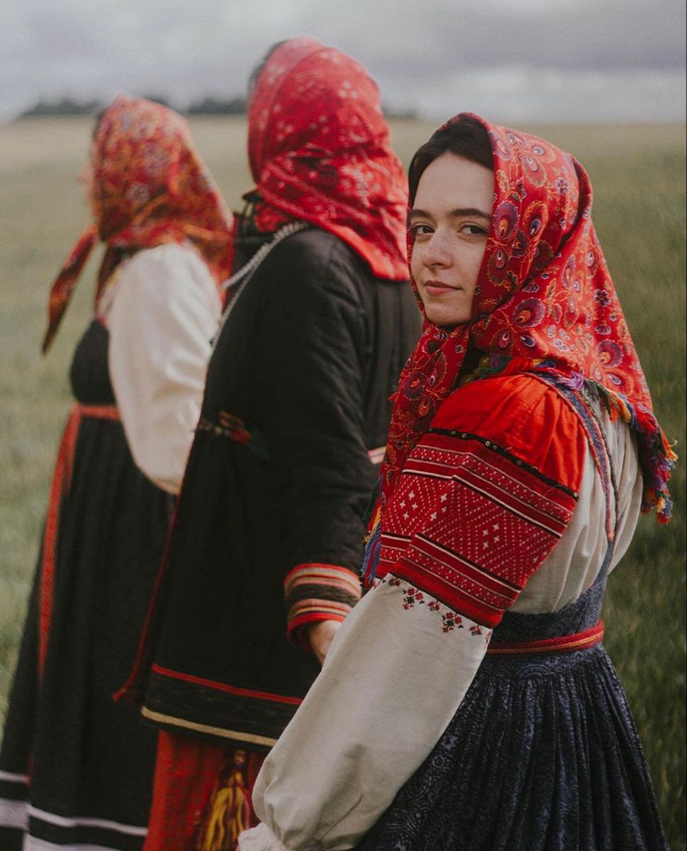 Women in Slavic costumes’s look of the day — catch her live in Ho Chi Minh